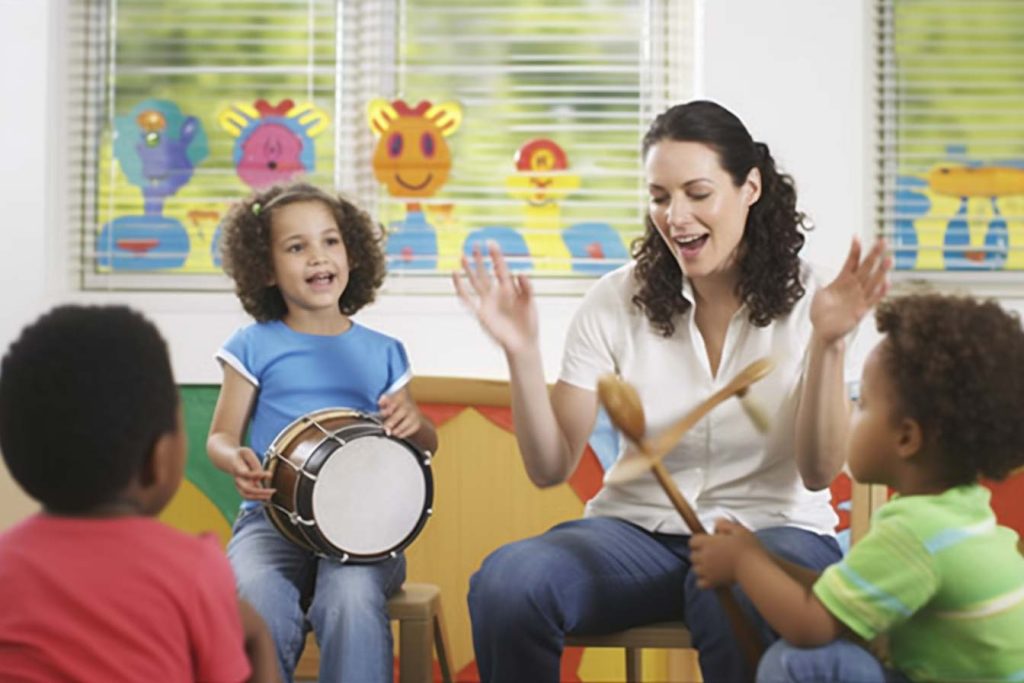 Impulsando-el-amor-por-la-musica-Como-crear-un-ambiente-musical-en-casa-Ideas-para-acercar-a-los-ninos-a-diferentes-generos-de-musica-y-consejos-para-hacer-musica-en-familia grupo de niños con mamá