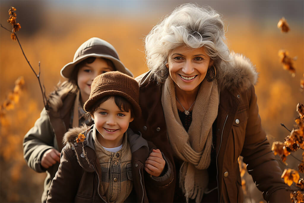 Enlaza Generaciones: Actividades para Abuelos y Nietos en México. Abuela disfrutando de un paseo por la naturaleza con sus nietos.