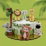 Pastel de Animales de la Selva. Pastel decorado con betún y figuras de animalitos de la selva.