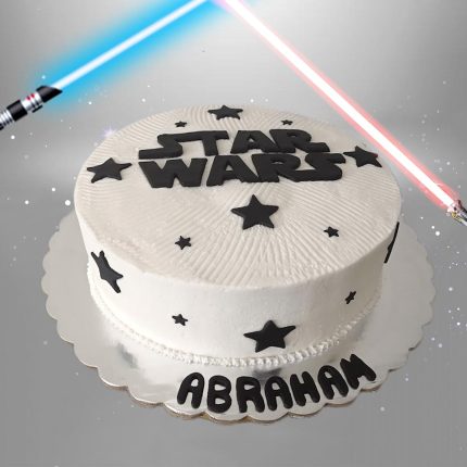 Pastel de Star Wars, decorado con betún y detalles en fondant.